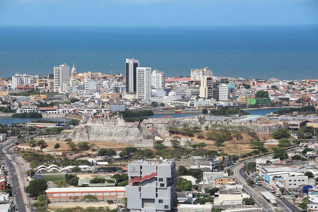 Vista de Cartagena con el Castillo de San Felipe y el mar al fondo desde La Popa