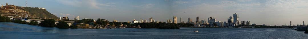 Panorámica de la bahía y el perfil urbano de Cartagena al atardecer
