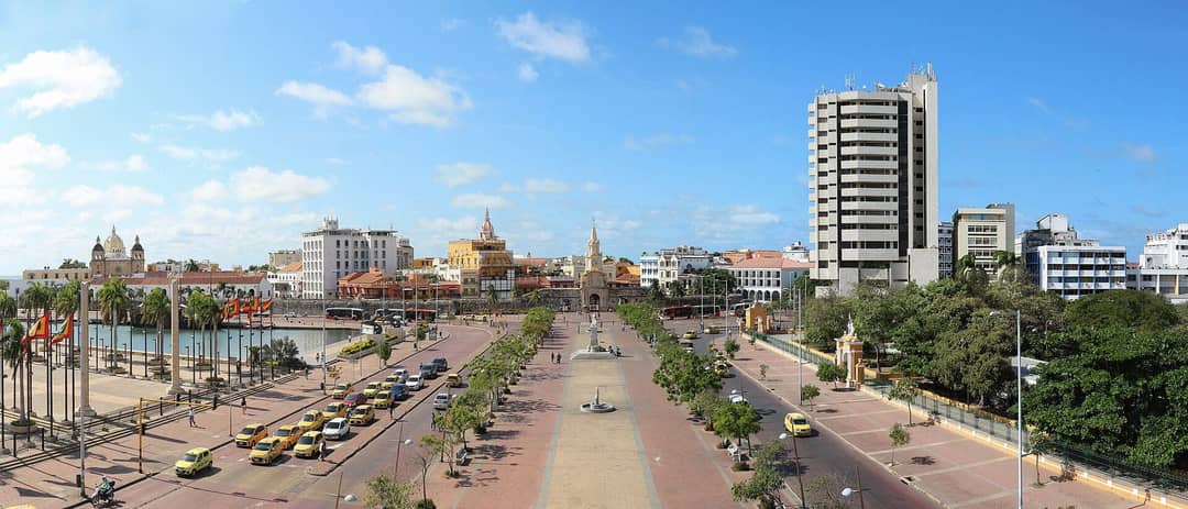 Centro histórico de Cartagena con palmeras, plaza y edificios coloniales junto al mar